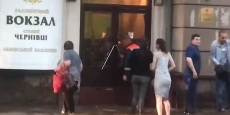 ​После ливня в Черновцах затопило улицы и ж/д вокзал