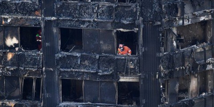 Число погибших в пожаре в многоэтажке Лондона выросло до 58 человек