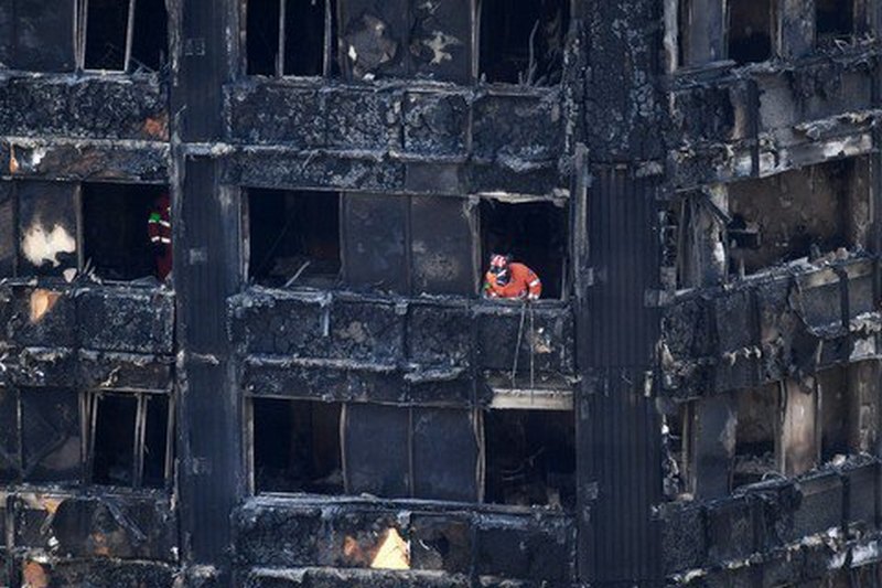 ​Число погибших в пожаре в многоэтажке Лондона выросло до 58 человек 1