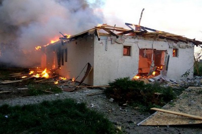 Боевики обстреляли поселок под Мариуполем 1