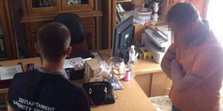 Чиновника Хмельницкого облсовета поймали на взятке $50 тысяч