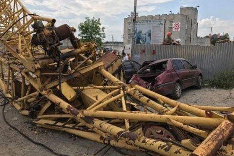 Во Львове упал строительный кран – обошлось без пострадавших 2