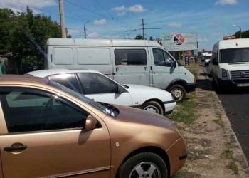 В Заводском районе Николаева шесть водителей, которые парковали свои машины на зеленых зонах, заплатят штраф