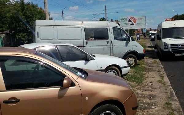 В Заводском районе Николаева шесть водителей, которые парковали свои машины на зеленых зонах, заплатят штраф