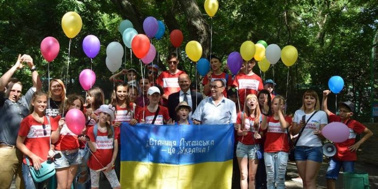 «Україна єдина»: на Николаевщину из Станицы Луганской приехала первая группа детей – отдыхать и оздоравливаться