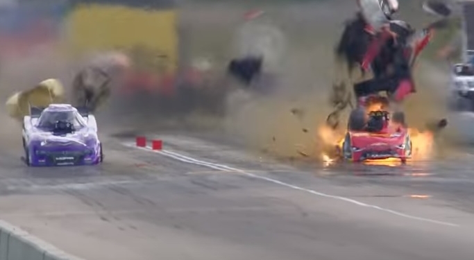 Гоночный автомобиль взорвался на скорости 500 км/час. Гонщица чудом спаслась