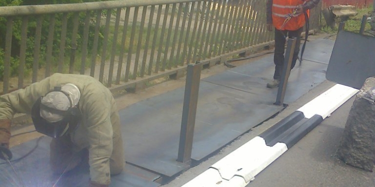 Пешеходную зону Мигийского моста, разрушенную зимой фурой, восстановили дорожники Николаевщины