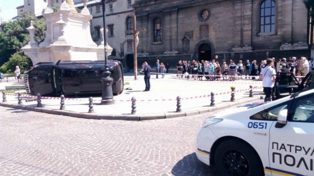 Жуткое ДТП в центре Львова: внедорожник врезался в толпу людей, есть жертвы