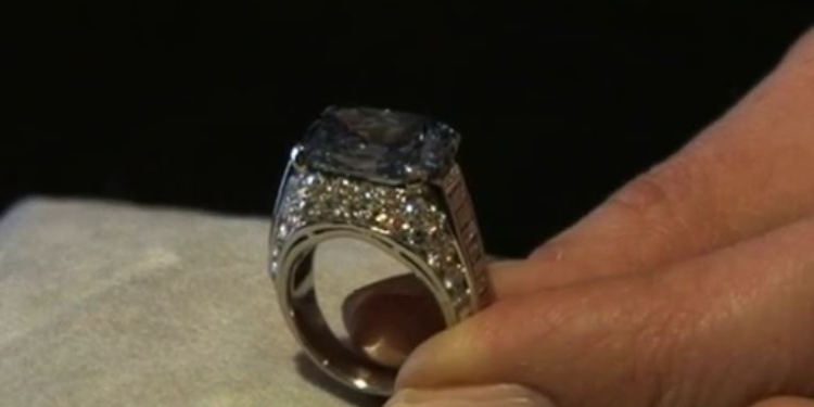 Англичанка 37 лет назад купила кольцо в лавке бижутерии. Оказалось – это огромный бриллиант. Продали на Sotheby’s