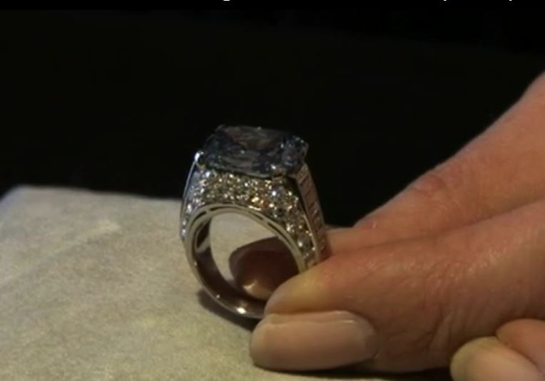 Англичанка 37 лет назад купила кольцо в лавке бижутерии. Оказалось - это огромный бриллиант. Продали на Sotheby's 1