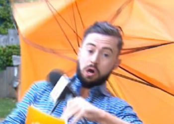 В Ирландии ведущего прогноза погоды сдуло ветром прямо в эфире