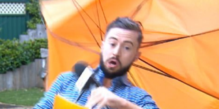 В Ирландии ведущего прогноза погоды сдуло ветром прямо в эфире