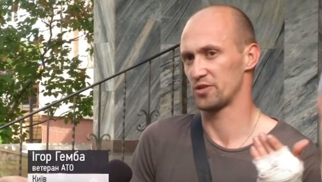 АТОшник заступился за пенсионера в маршрутке и получил удар ножом от водителя