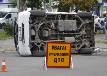 ДТП в центре Николаева: Лада завалила на бок микроавтобус Mercedes
