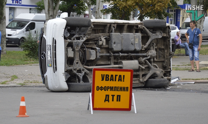 ДТП в центре Николаева: Лада завалила на бок микроавтобус Mercedes 9