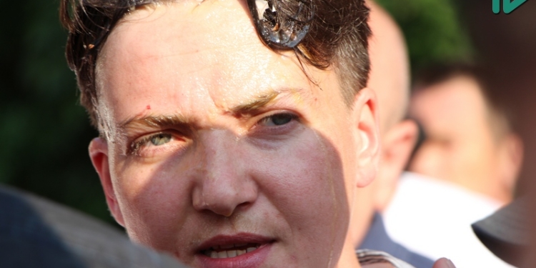 “Вали на х** отсюда” – николаевские активисты забросали Надежду Савченко яйцами и успели потолкаться с полицией