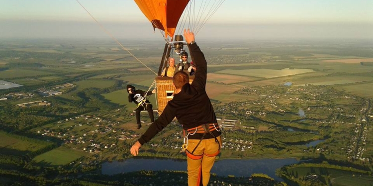 Даже смотреть страшно. Украинский хайлайнер прошел между двумя воздушными шарами