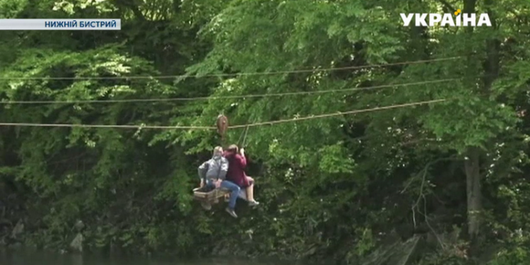 Бабушка-экстремал с Закарпатья каждый день перебирается через реку по канату