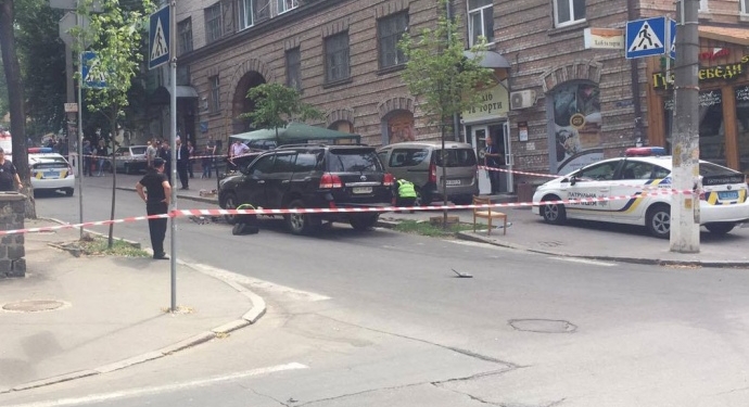 В Киеве взорвали джип с предпринимателем. Пострадали фасады зданий