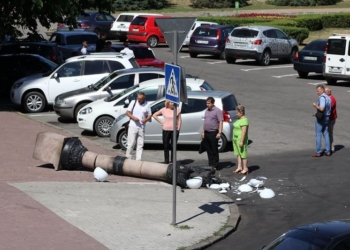 Появилось видео, как Lexus сбил фонарный столб у Николаевского горсовета
