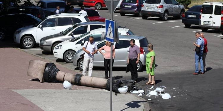 Появилось видео, как Lexus сбил фонарный столб у Николаевского горсовета