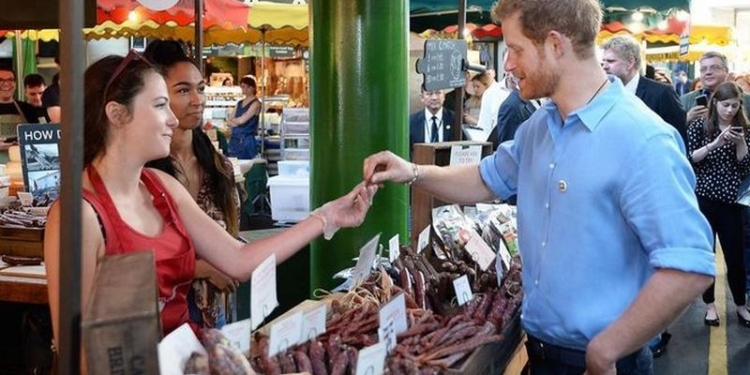Принц Гарри хотел отказаться от титула ради «обычной жизни», но передумал ради королевы