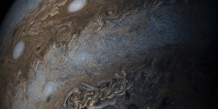 “Нитка жемчуга” – NASA опубликовало снимок ураганов на Юпитере