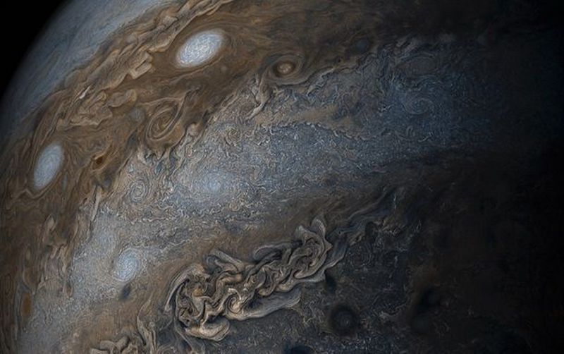 "Нитка жемчуга" – NASA опубликовало снимок ураганов на Юпитере 1