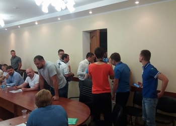 В Николаевском облсовете подрались депутаты: глава фракции “Оппоблока” Фроленко разбил нос руководителю  комиссии по бюджету Барне
