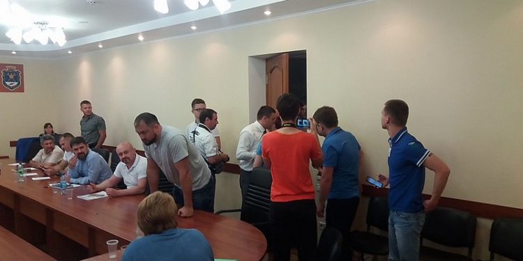 В Николаевском облсовете подрались депутаты: глава фракции “Оппоблока” Фроленко разбил нос руководителю  комиссии по бюджету Барне