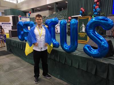 Украинский школьник взял золото на международной научной олимпиаде - за способ очистки воды от нефти 1