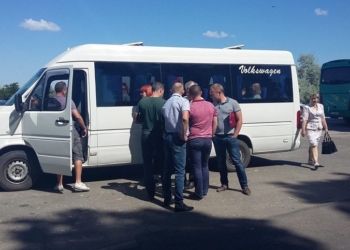 В Николаеве устроили массовые проверки “маршруток”, которые ходят в Коблево. Ловят нелегалов