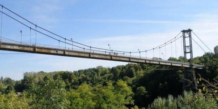 В Житомире 18-летний парень прыгнул с моста из-за ссоры с девушкой