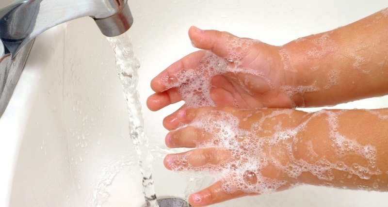 Больше половины украинцев убеждены, что лучшая защита от COVID мытье рук после улицы 4