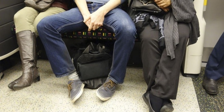 В Мадриде мужчинам запретили широко раздвигать ноги в общественном транспорте