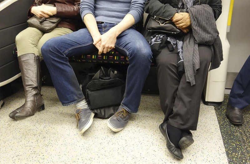 В Мадриде мужчинам запретили широко раздвигать ноги в общественном транспорте 2