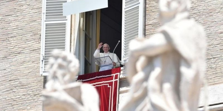 Папа Римский попросил мира “для дорогой украинской земли”