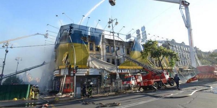 Горящий гастроном в центре Киева на Крещатике тушили 100 спасателей