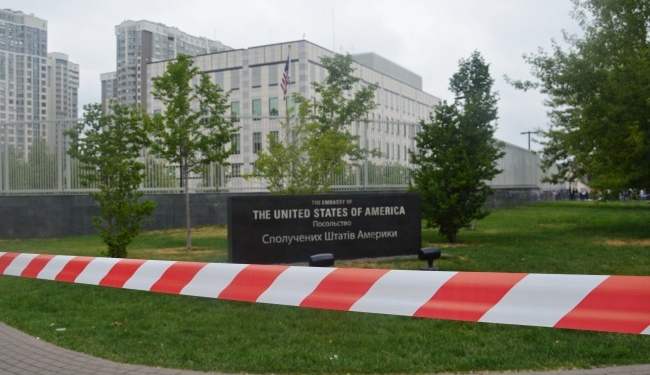 Взрыв на территории посольства США снова переквалифицировали. Будут искать злостного хулигана