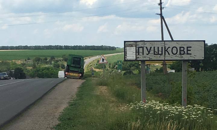 На границе Николаевской и Кировоградской областей рабочие Побужского ферроникелевого завода перекрыли автотрассу Р-06 1