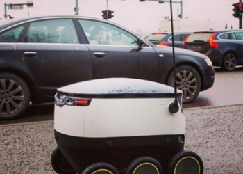 В Эстонии первыми в мире введут доставку посылок роботами-курьерами