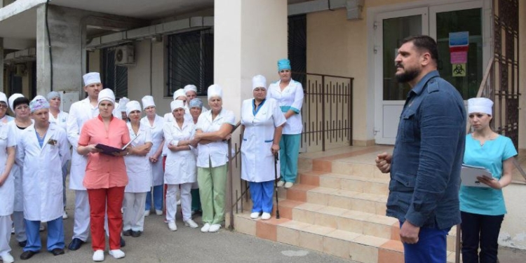 Губернатор Николаевщины передал противотуберкулезному диспансеру документацию на аппарат для проведения молекулярно-генетических исследований