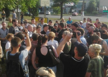 “Вали на х** отсюда” – николаевские активисты забросали Надежду Савченко яйцами и успели потолкаться с полицией