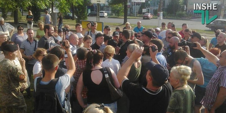 “Вали на х** отсюда” – николаевские активисты забросали Надежду Савченко яйцами и успели потолкаться с полицией