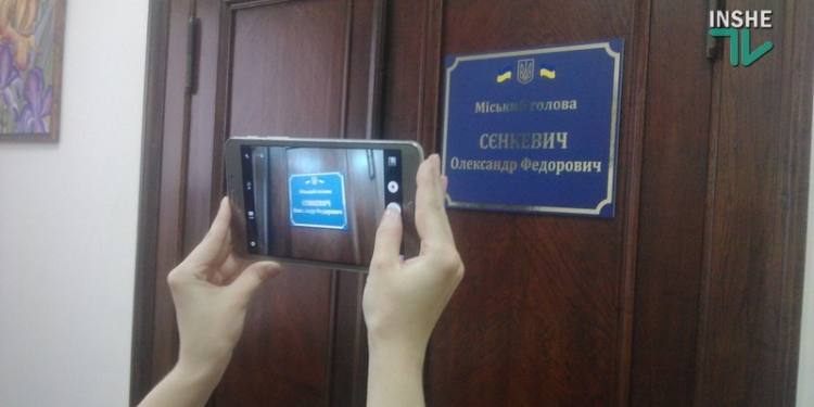 Мэр Николаева Александр Сенкевич  заперся в кабинете от следователей, пришедших вручать ему протокол о коррупции