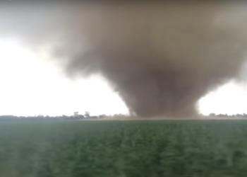 Мощный смерч снес крышу в селе на Херсонщине