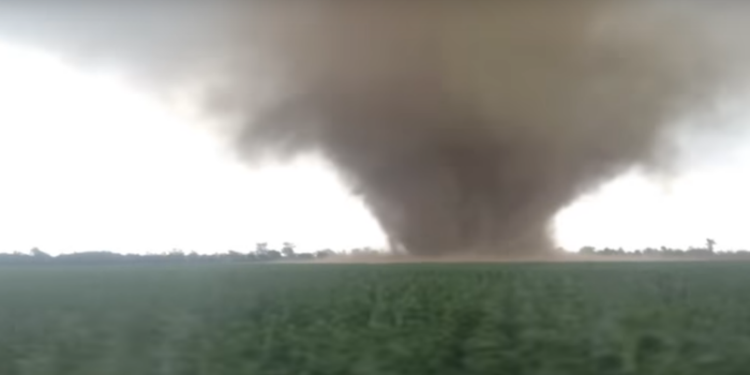 Мощный смерч снес крышу в селе на Херсонщине