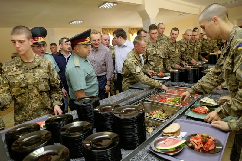 Офис президента попросил глав областей помочь с питанием для армии 3