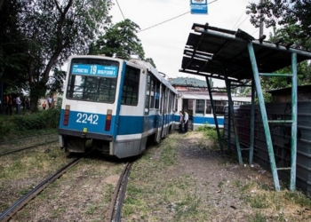 В Днепре трамвай с пассажирами въехал в поезд, есть жертвы