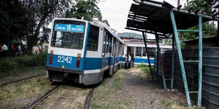 В Днепре трамвай с пассажирами въехал в поезд, есть жертвы